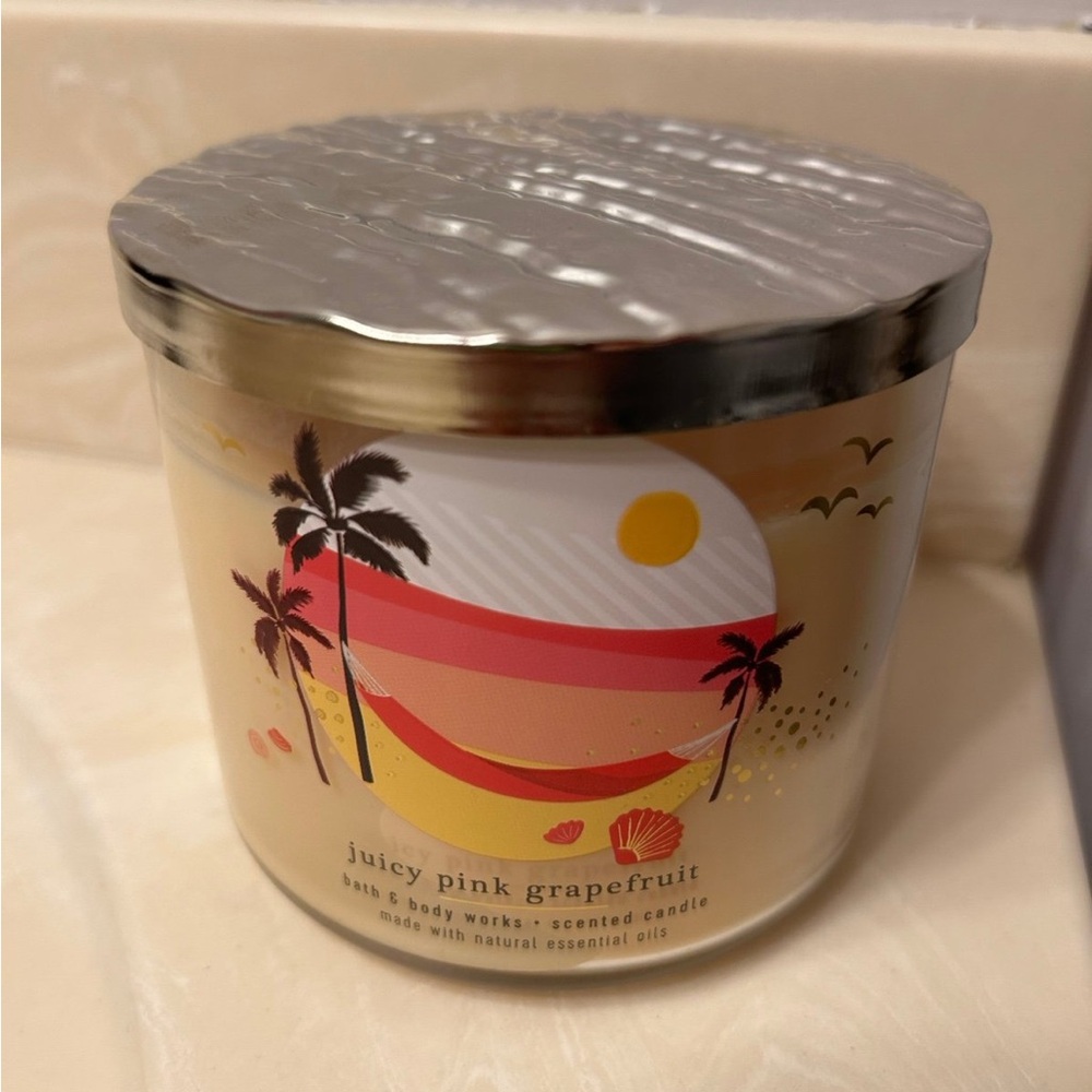 Bath and Body Works Juicy Pink Grapefruit 3 Wick candle